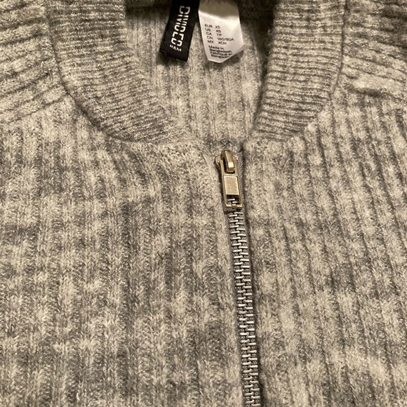 Adorable 🥰 szXS grey zip cardigan - Picture 3 of 9